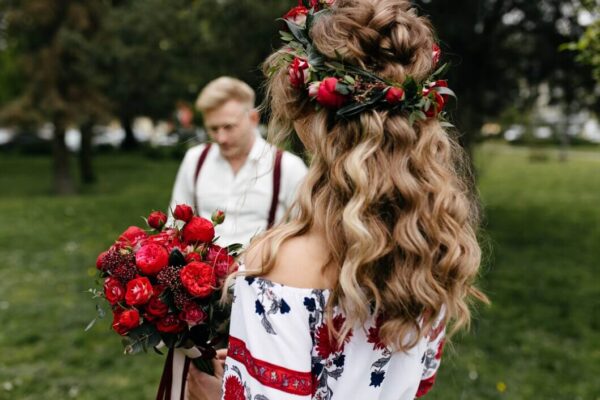 Festliche Frisuren für Hochzeiten und andere Feierlichkeiten